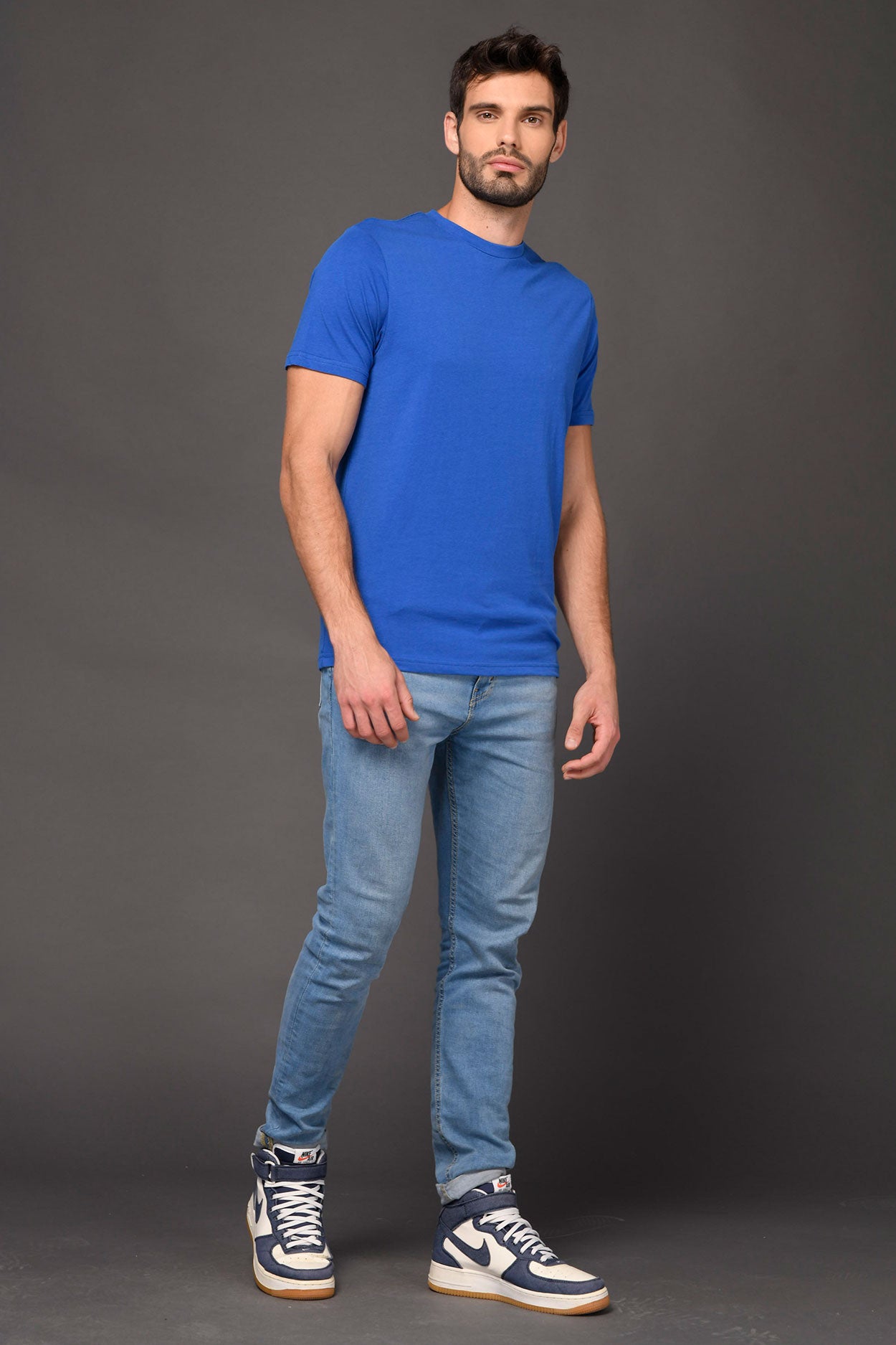 900 – ADULT UNISEX LIGHT WEIGHT DELUXE TEE